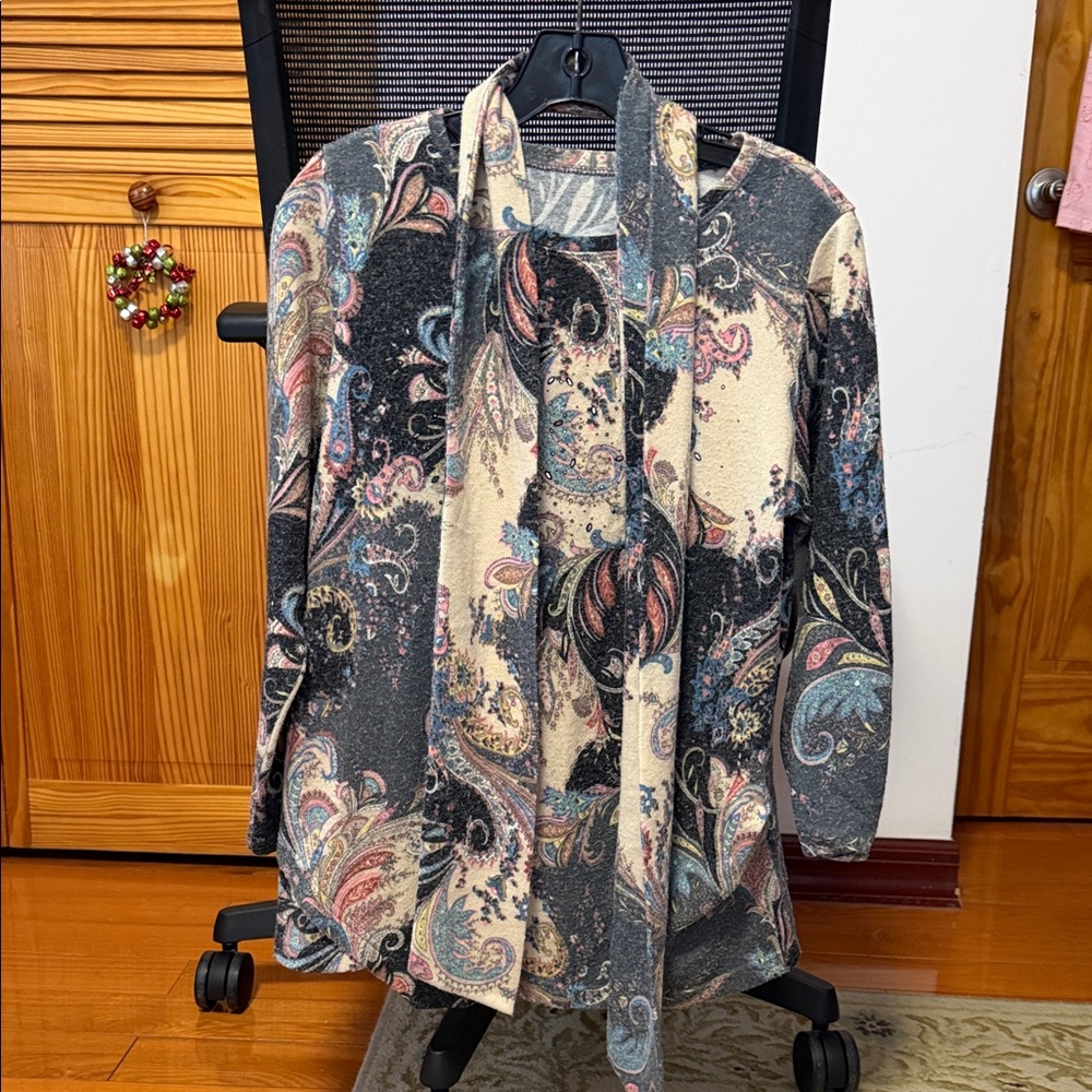 Women's Paisley Patterned Top
